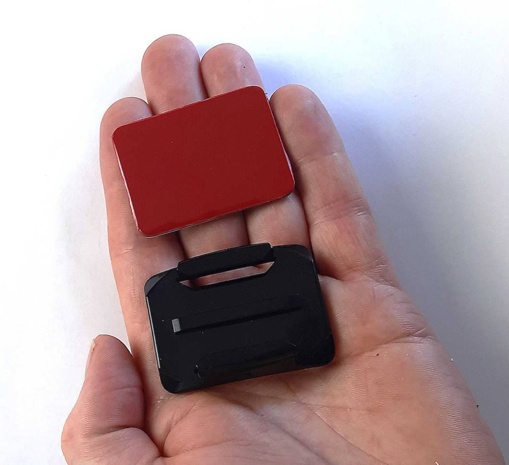 Die getestete GoPro-Klebehalterung, ist in eine Handinnenfläche gelegt.