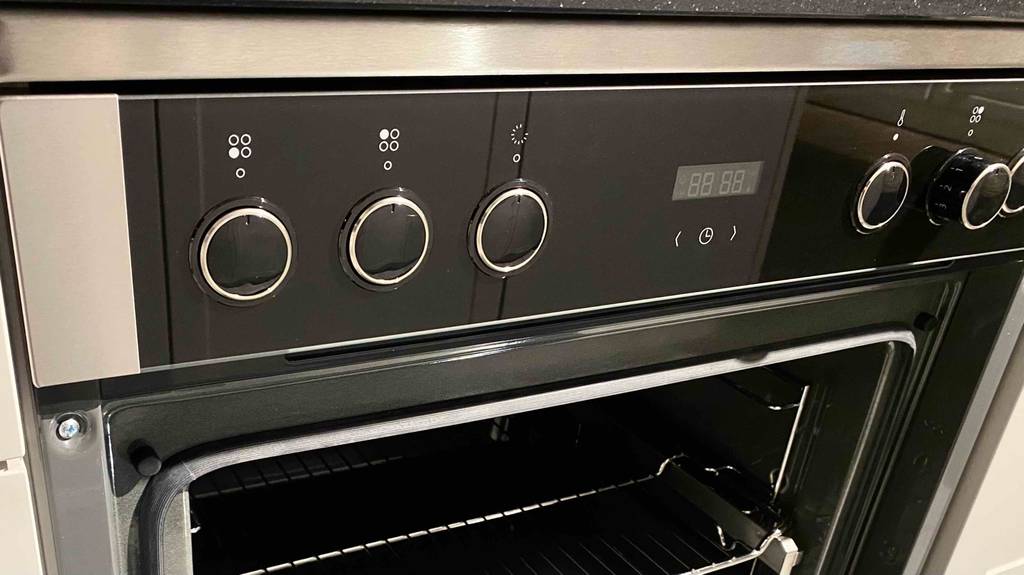 Neff-Backofen-Test: Detailaufnahme der Bedienelemente.