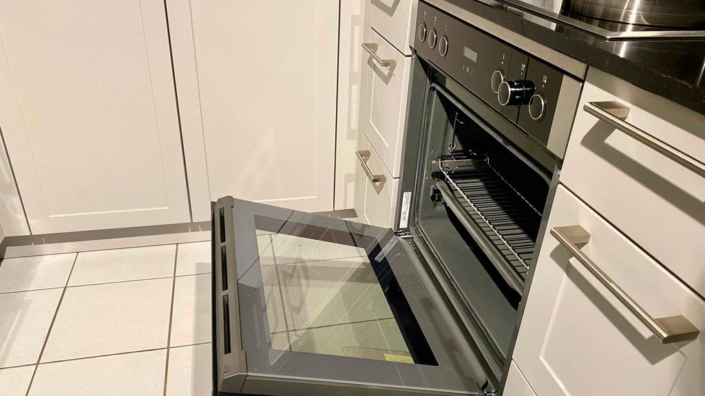 Im Test: Ein Neff-Backofen von der Seite mit geöffneter Klappe.