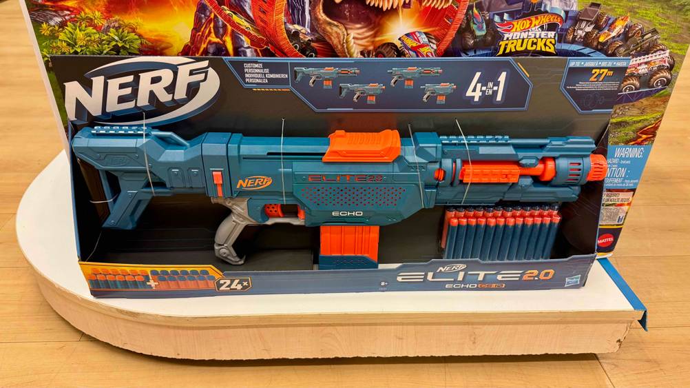 Die getestete Nerf-Elite steht in einem Geschäft.