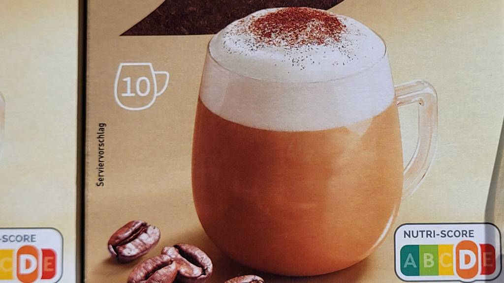 Die Abbildung des Cappuccinos auf der Verpackung in Nahaufnahme mit einer Tasse darauf, worauf ersichtlich ist wie viele Kaffees sich darin befinden.