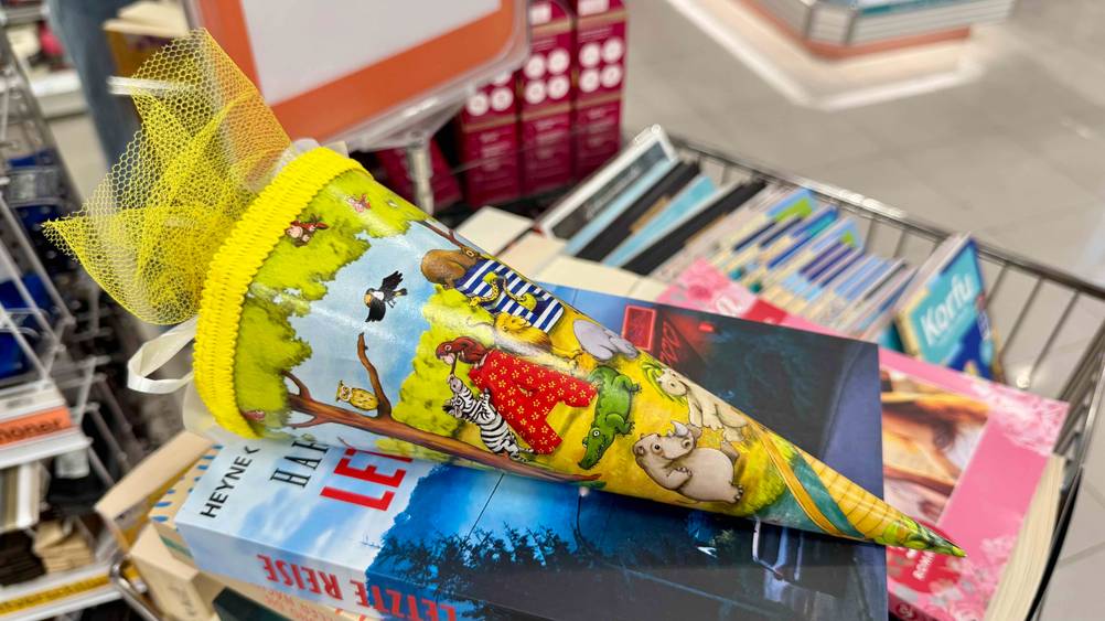 Die getestete kleine Schultüte liegt auf einem Buch.