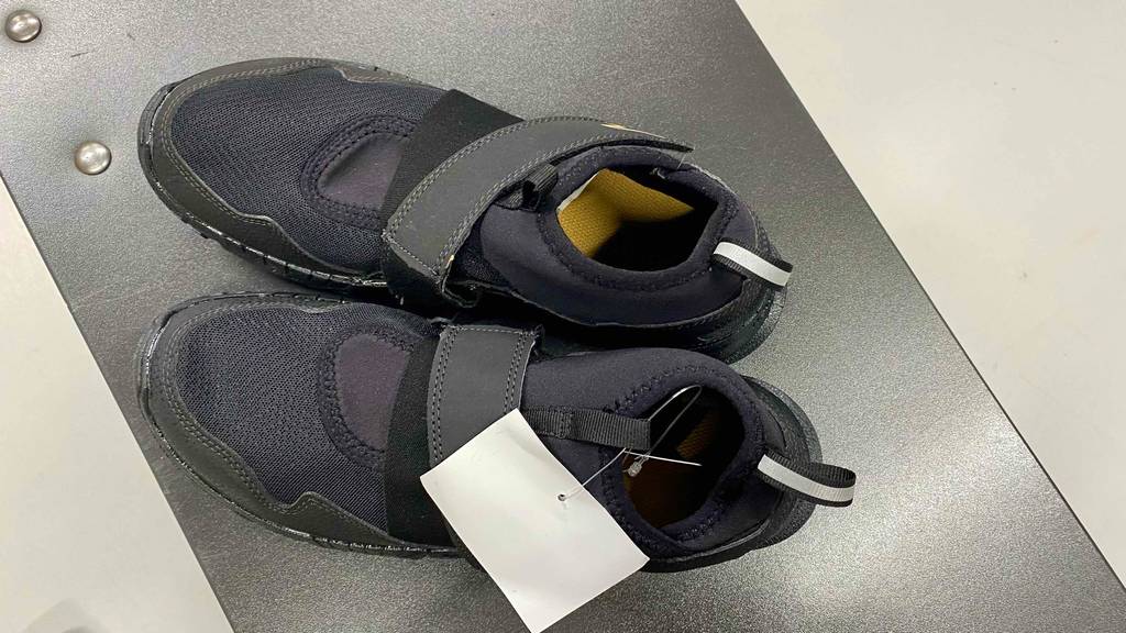 Nordic-Walking-Schuhe-Test: schwarze Nordic-Walking-Schuhe von oben ersichtlich.