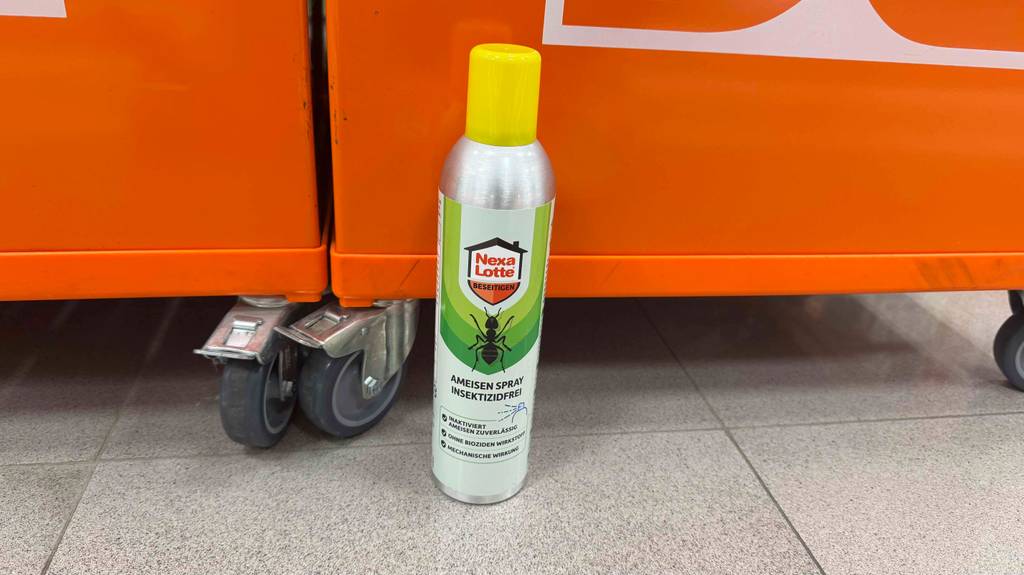 Die Spraydose Ameisengift im Test steht vor einem Rollcontainer im Geschäft.