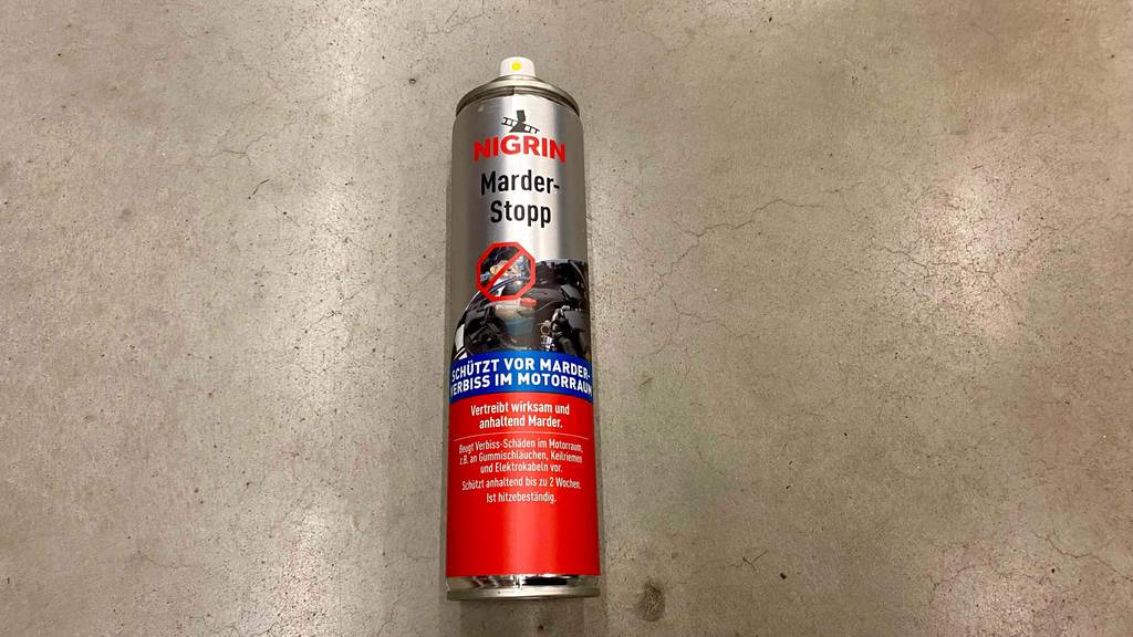 Eine Dose des getesteten Mardersprays liegt ohne Deckel auf einem Betonboden.