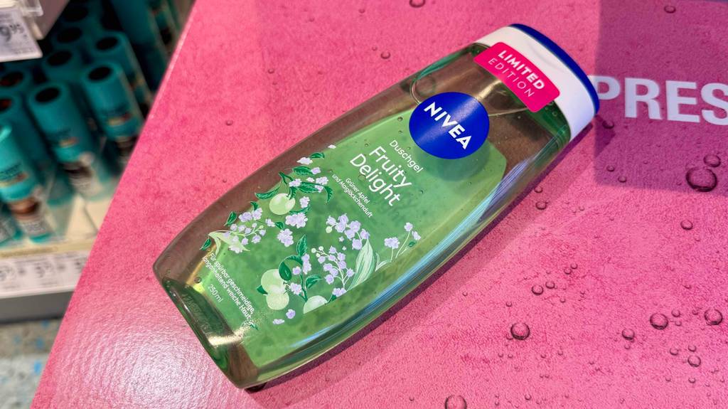 Das getestete Nivea-Duschgel in limitierter Ausführung im liegenden Zustand von vorn ersichtlich.