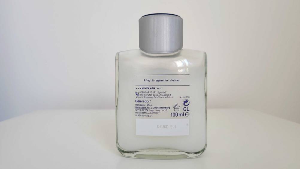 Im Test: Rückseite einer Flasche After-Shave-Balsam vor einer hellen Wand.
