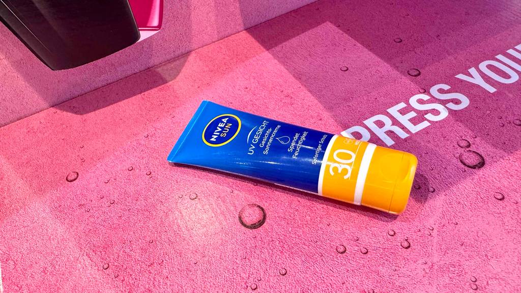 Eine getestete Nivea-Sonnencreme mit Lichtschutzfaktor 30 im liegenden Zustand.