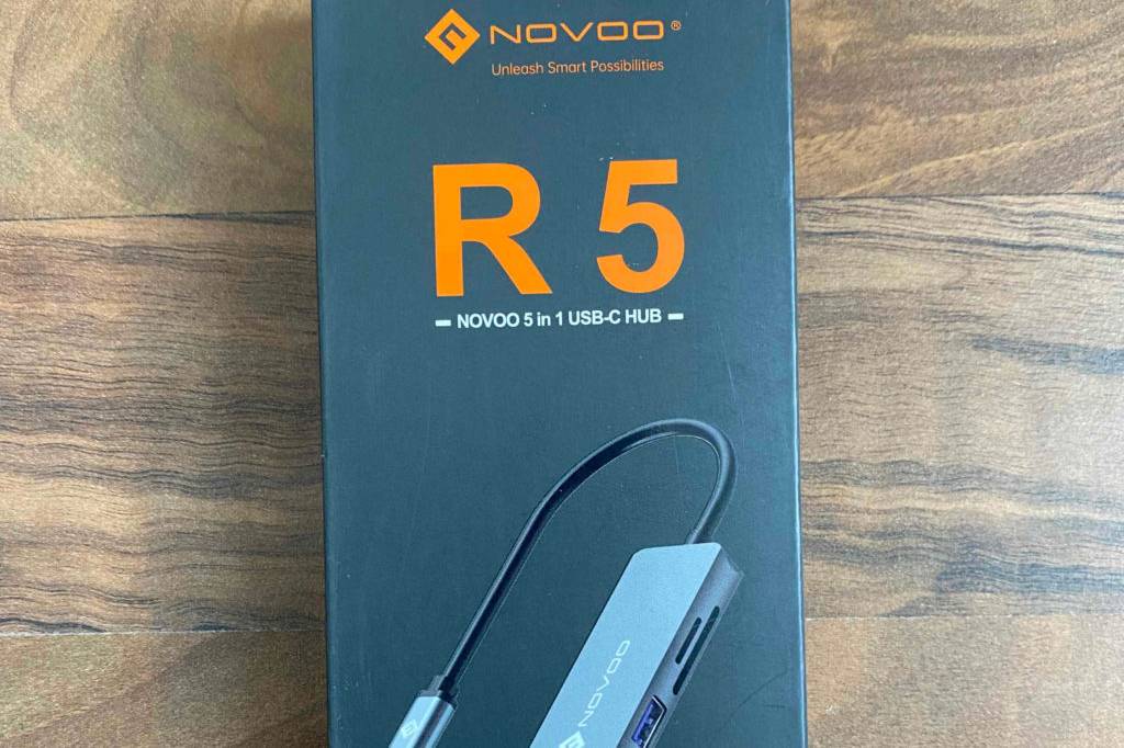 USB-C-Hub im Test: Verpackung Vorderseite auf Holzoberfläche liegend