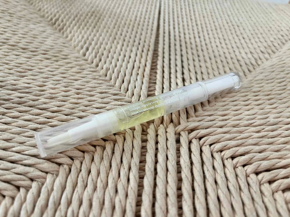 Nagelöl im Test: Ein Stift mit Nagelöl liegt auf einer Stuhlsitzfläche