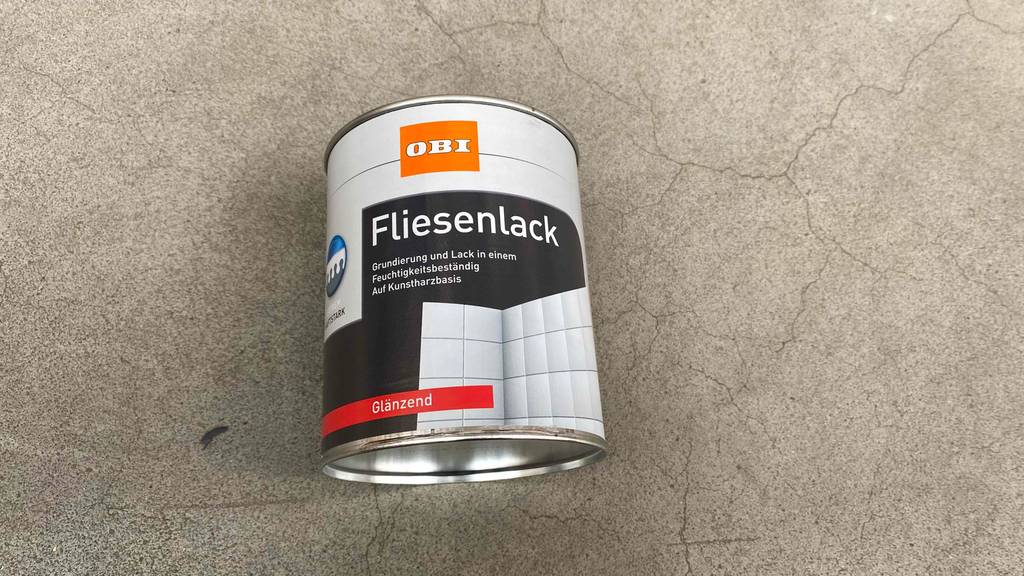 Fliesenlack getestet: Fliesenlack mit glänzendem Finish auf dem Boden liegend, mit Informationen zum Produkt.