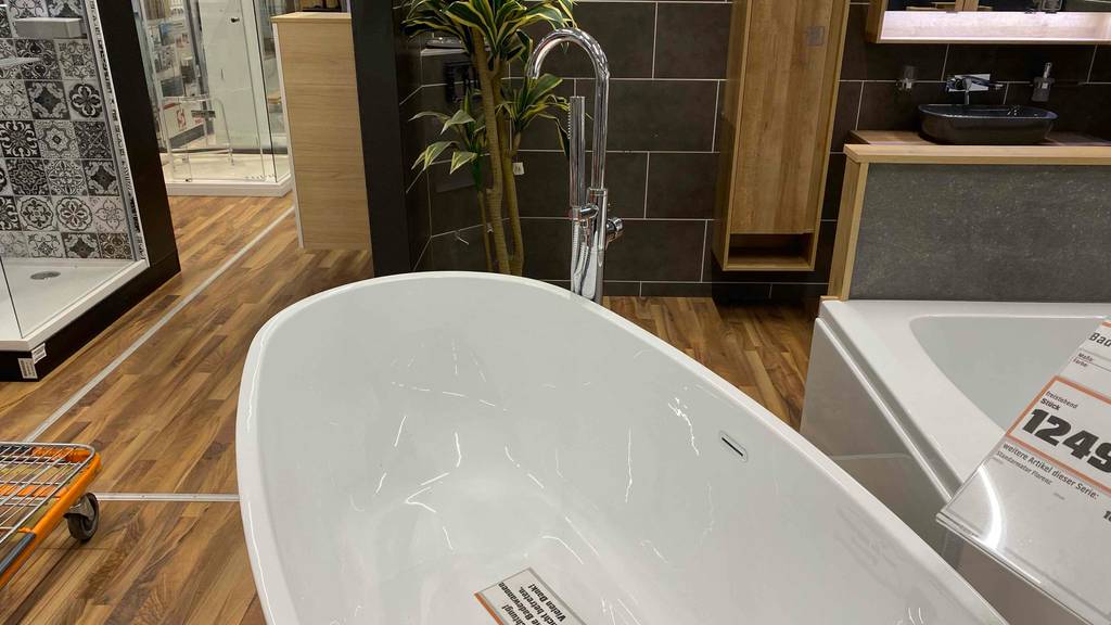 Freistehende Badewanne getestet: Nahaufnahme des Innenraums im Hintergund eine freistehende Armatur.