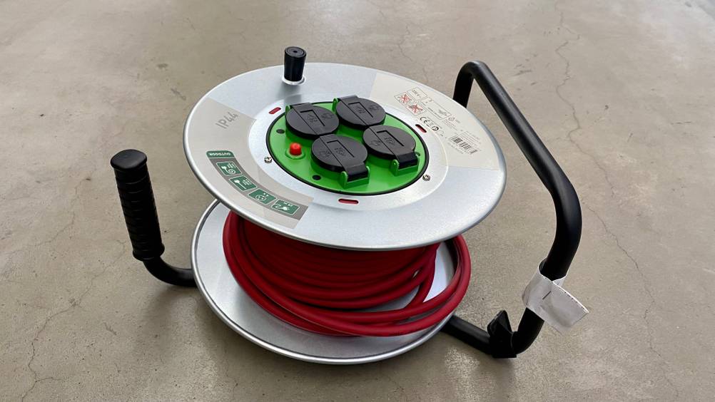 Getestete Kabeltrommel mit vier Stecker-Anschlüssen