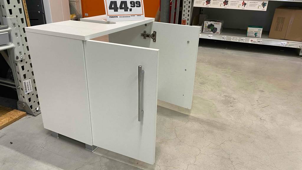Waschbeckenunterschrank im Test: ein weißer Waschbeckenunterschrank mit Blick auf geöffnete Türen.