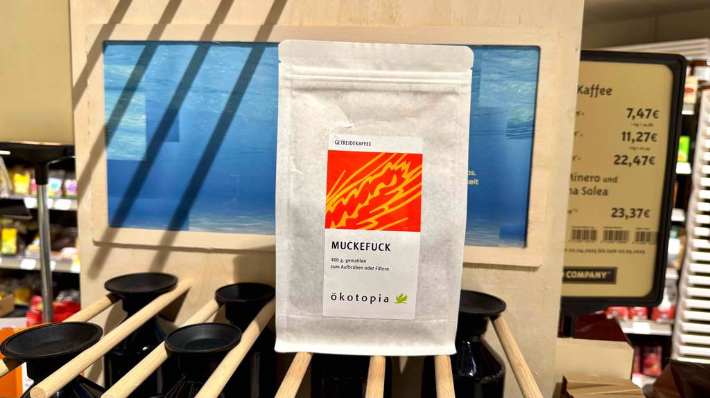 Der getestete Getreidekaffee in der wiederverschließbaren Papiertüte steht auf einem Regal im Geschäft.