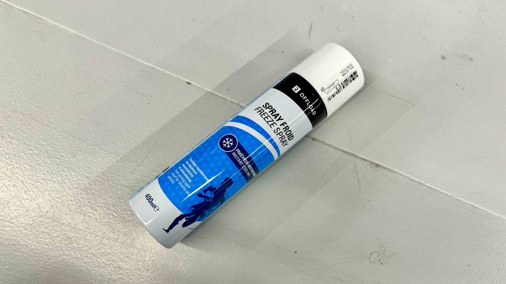 Der getestete Kältespray mit 400 ml Inhalt liegt auf einem grauen Untergrund.