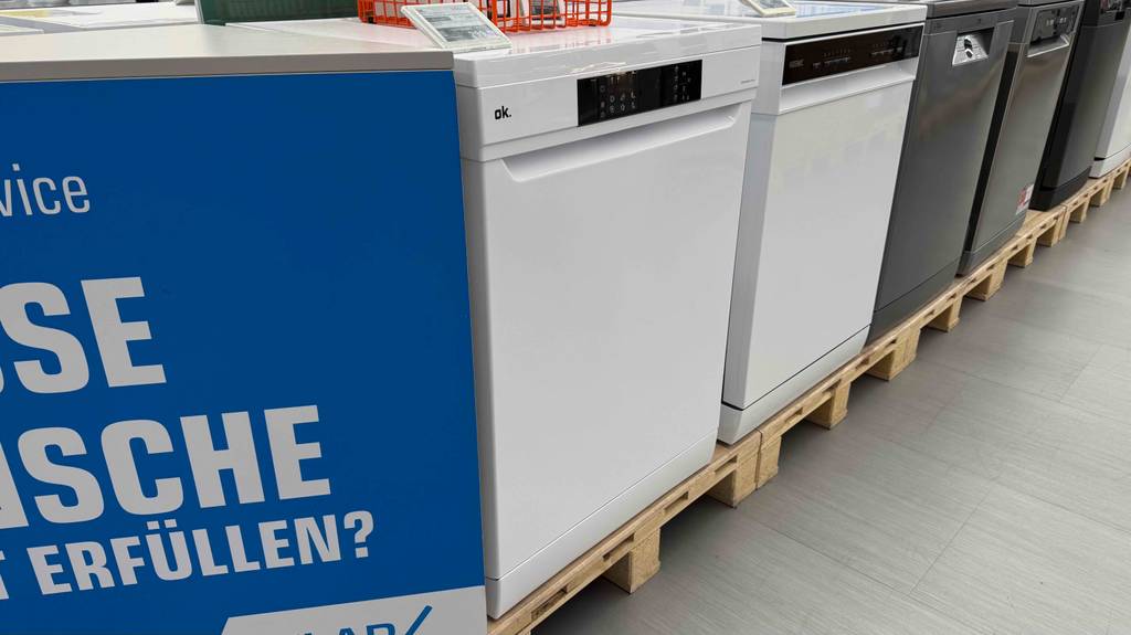 Im Test: Der Geschirrspüler bis 300 Euro steht in einer Reihe mit anderen Geschirrspülmaschinen in einem Verkaufsbereich.