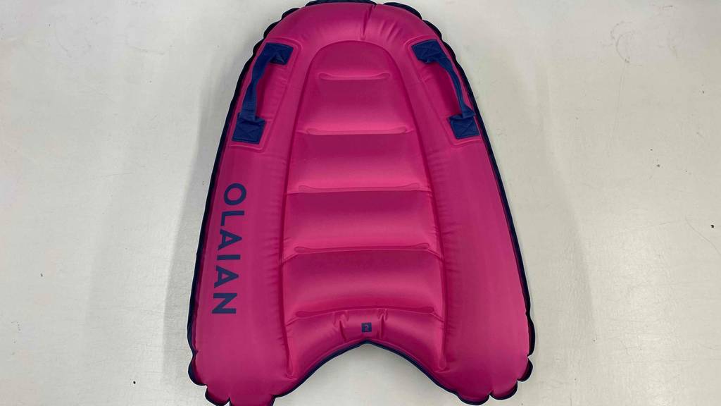 Bodyboard im Test: Ein pinkes Bodybord von oben auf einer hellen Oberfläche