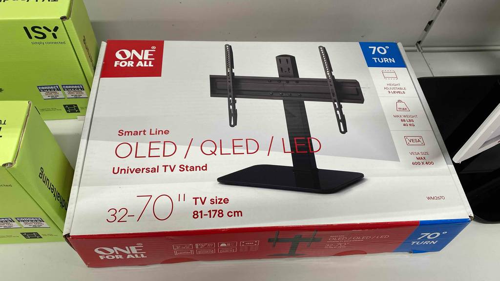 TV-Ständer getestet: Ein Karton auf einer hellen Oberfläche neben anderen Produkten.