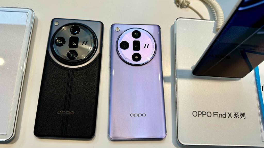 Oppo-Handy im Test: zwei Handys liegen nebeneinander mit Blick auf die Rückseite.