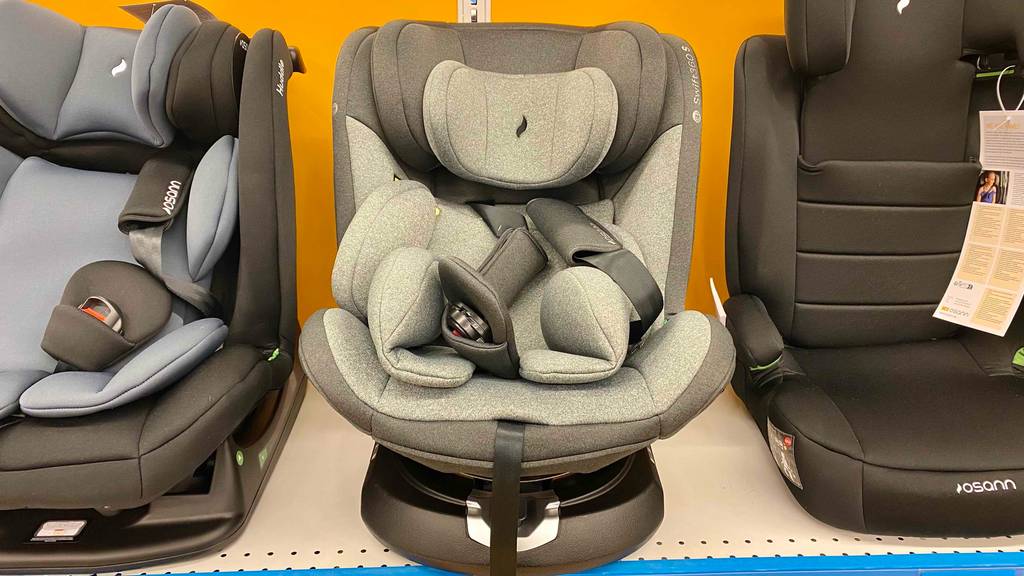 drehbarer Kindersitz getestet: Ein Sitz von vorne im Regal neben anderen Produkten.
