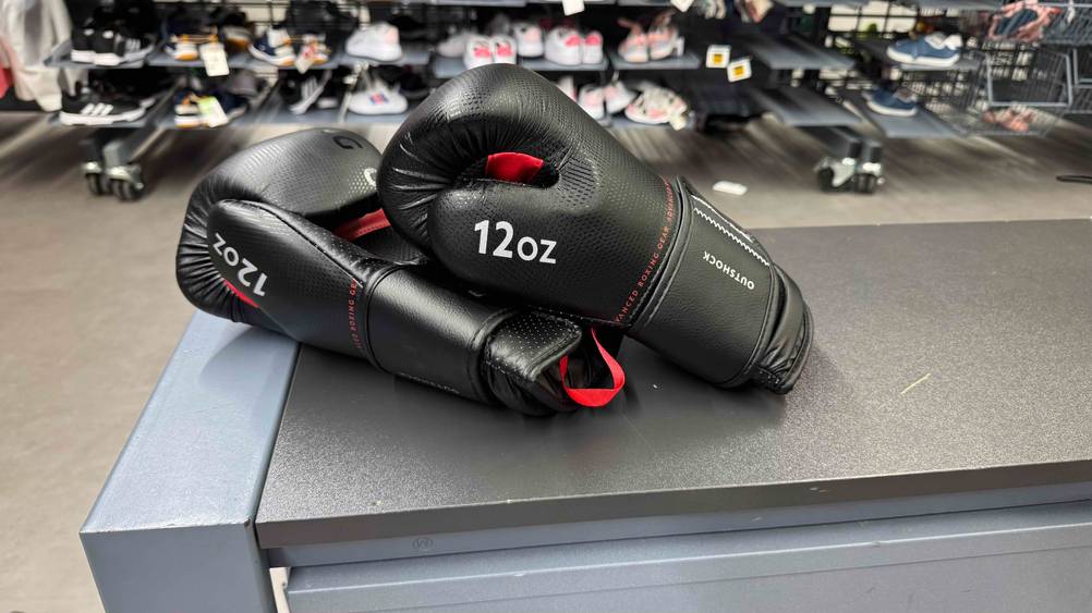 Die getesteten Boxhandschuhe in 12 oz mit der seitlichen Perspektive, worauf 