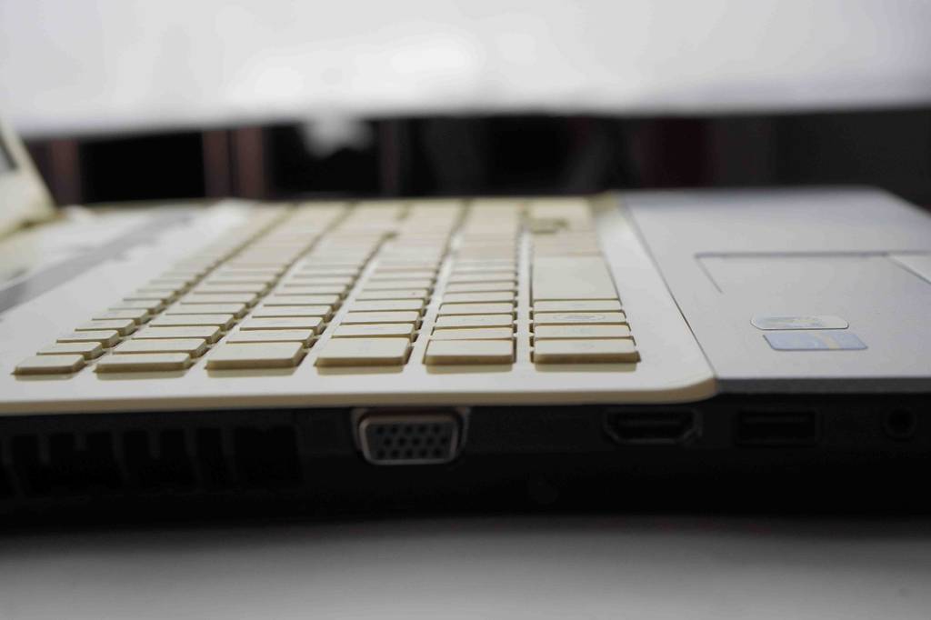 Laptop bis 600 Euro im Test: Mehrere Anschlüsse an der Seite des Laptops