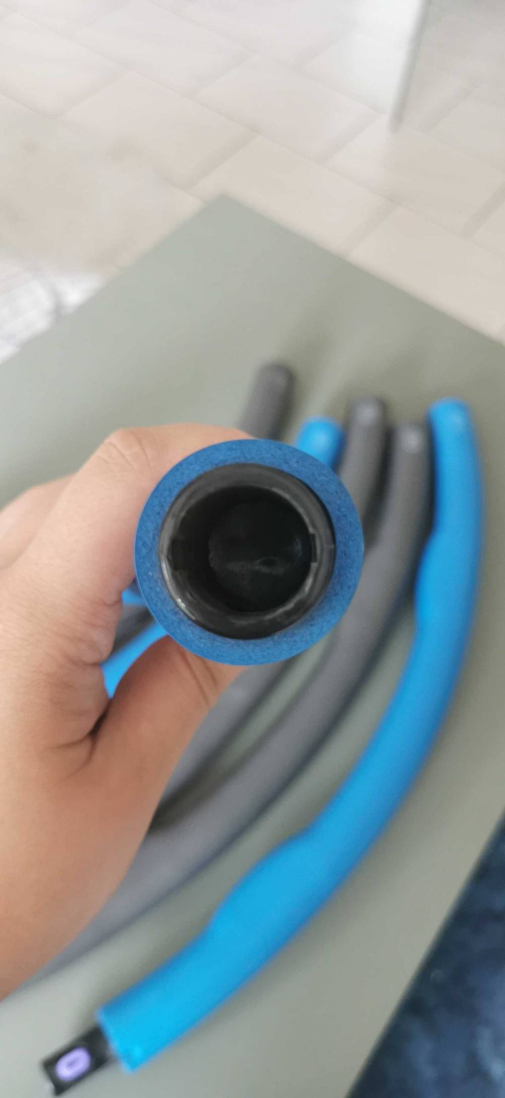 Nahaufnahme Klicksystem eines getesteten Hula-Hoop-Reifen 1,2 kg.