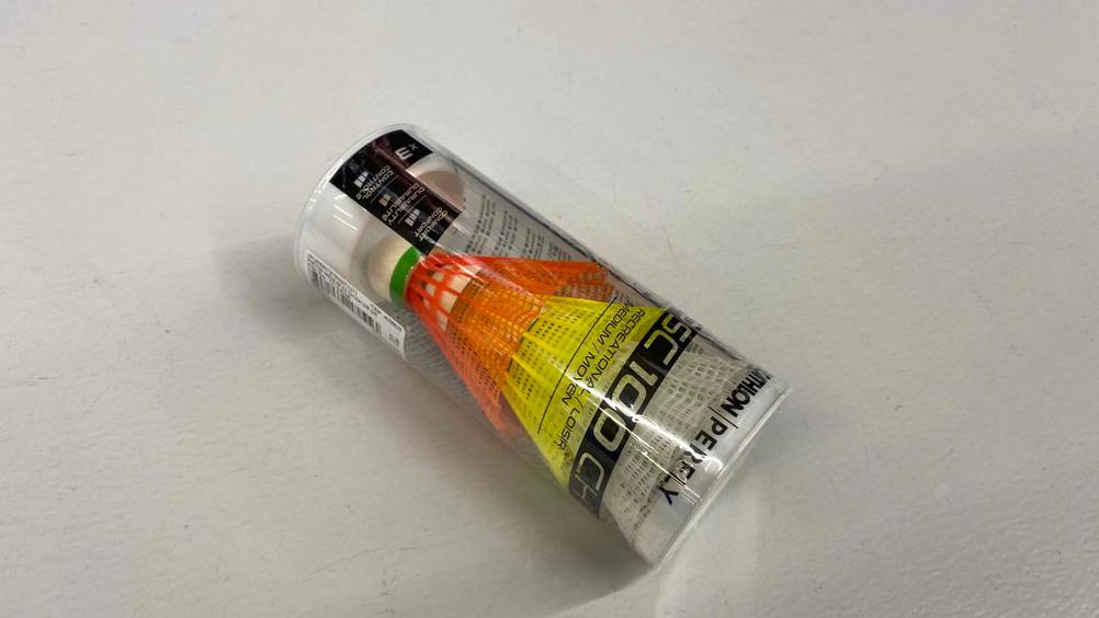 Badminton-Bälle getestet: Eine Packung mit Bällen liegt quer auf einer weißen Oberfläche