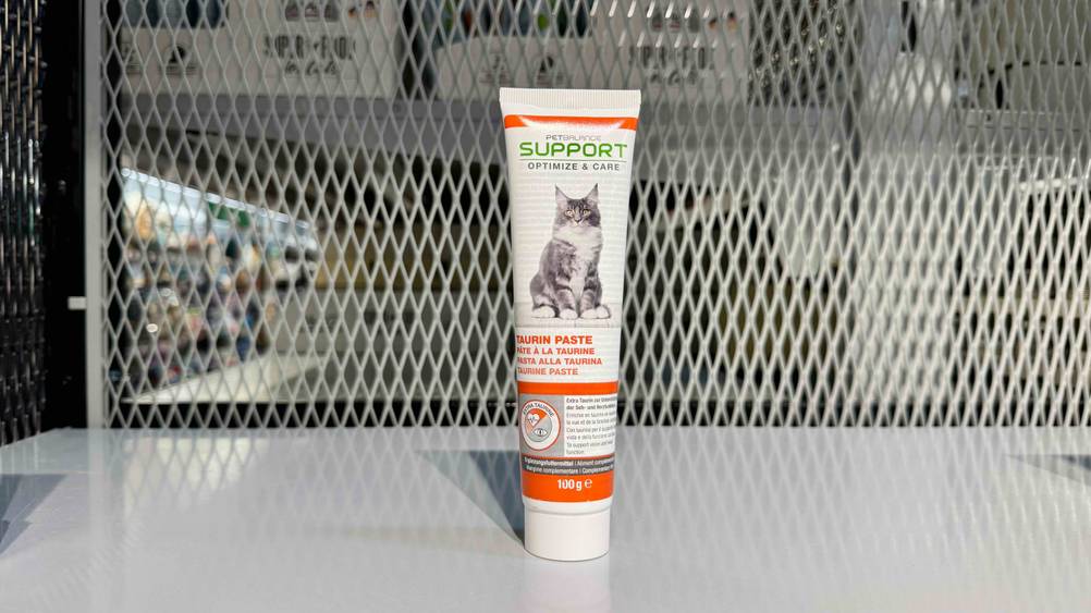 Taurin für Katzen-Test: Eine Tube Taurin-Paste steht in einem Regal.