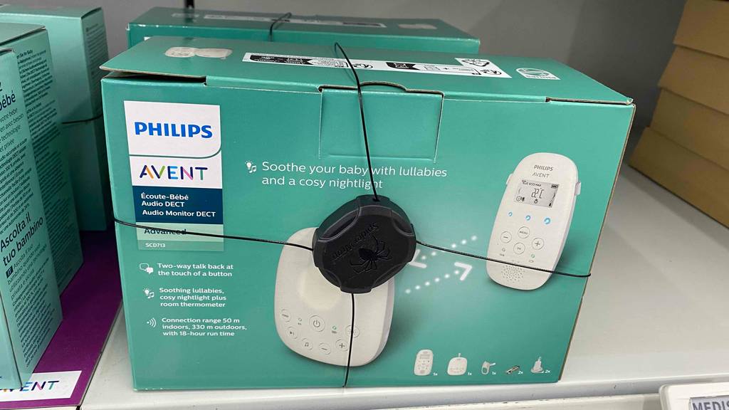 Ein getestetes Philips-Avent-Babyphone in Originalverpackung neben anderen im Regal.
