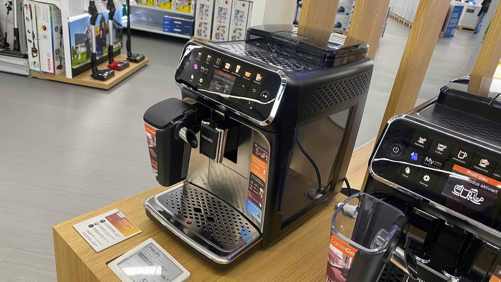 Ein getesteter Kaffeevollautomat von schräg oben auf einer Holzfläche.