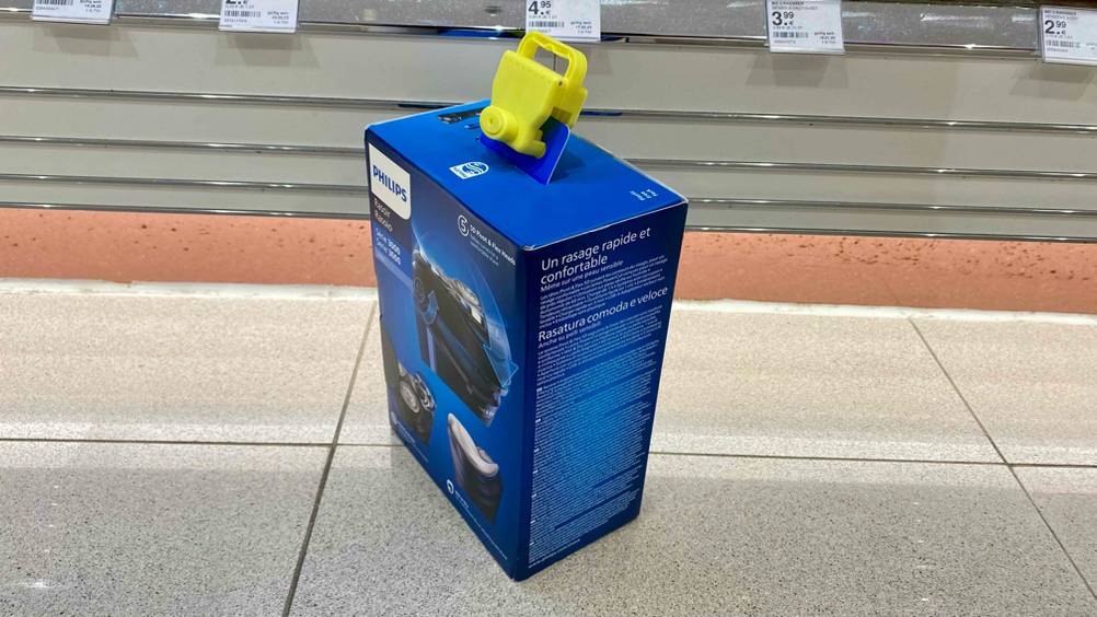 Rotationsrasierer im Test: Verpackung eines Rotationsrasierers schräg vor einem Regal platziert.