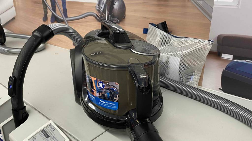 Auffangbehälter vom getesteten Philips-Staubsauger (beutellos).