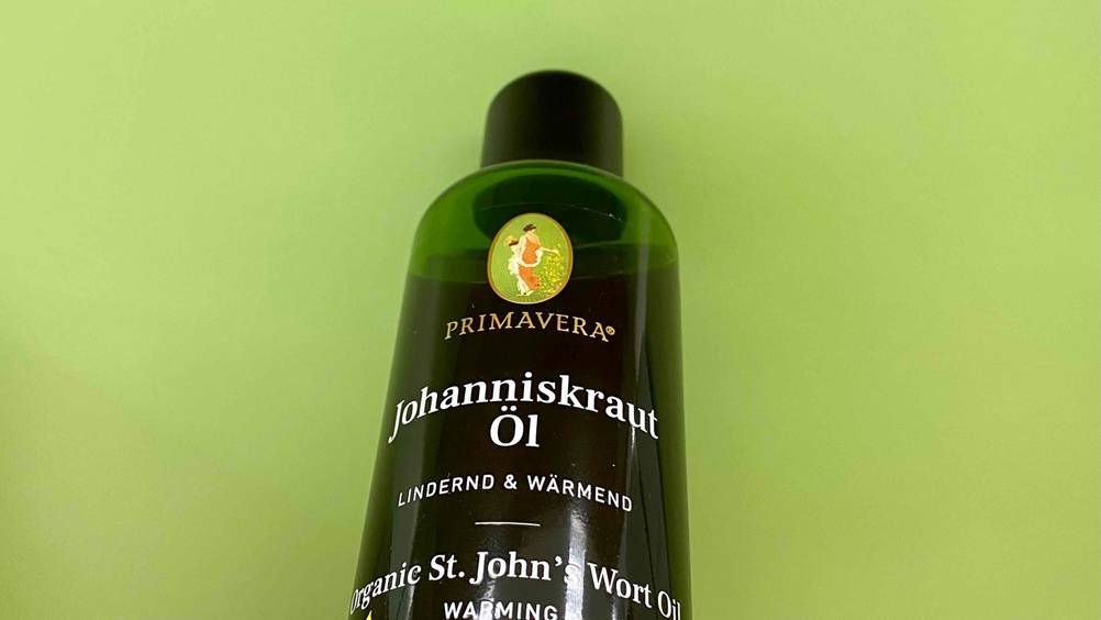 Nahaufnahme des Logos und Bezeichnung einer Flasche des getesteten Johanniskrautöls.