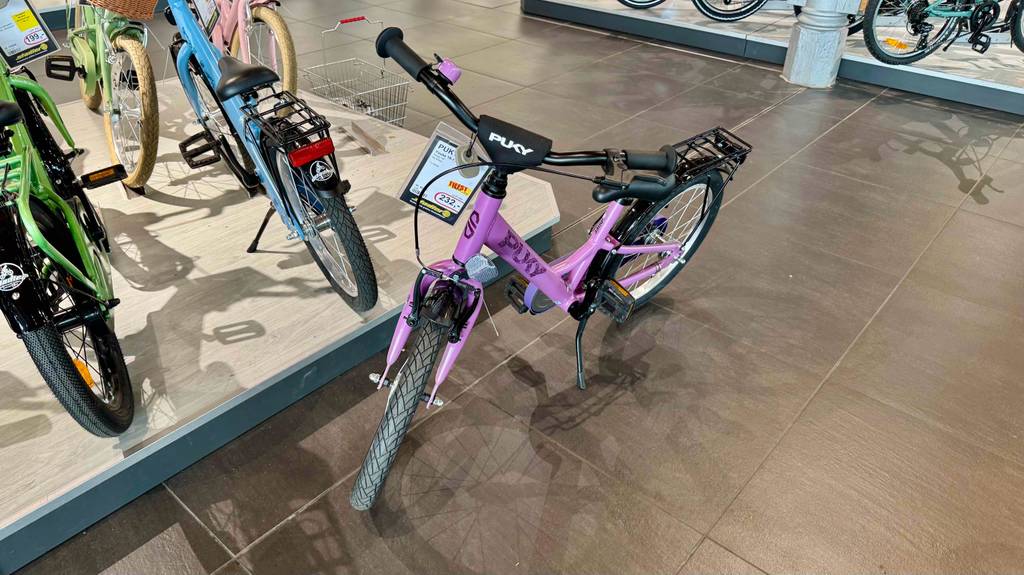 Getestet: Das Mädchenfahrrad 18 Zoll mit Ansicht von oben auf den schwarzen Lenker, den Sattel und den Gepäckträger.