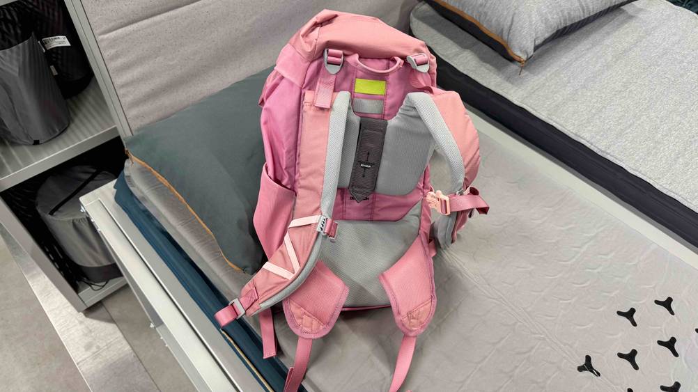 Rückseite des getesteten Kinder-Wanderrucksacks ersichtlich, mit gepolsterter Rücken- und Schulterpartie.