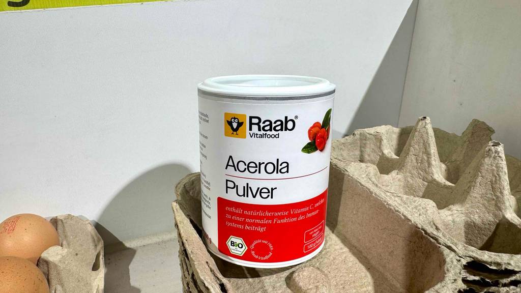 Die 100-g-Dose der Marke Raab mit dem getesteten Acerola-Pulver steht auf leeren Eierkartons.