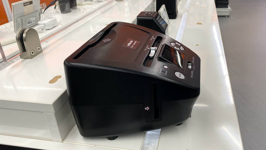 Fotoscanner im Test: ein schwarzer Fotoscanner von der Seite ersichtlich.