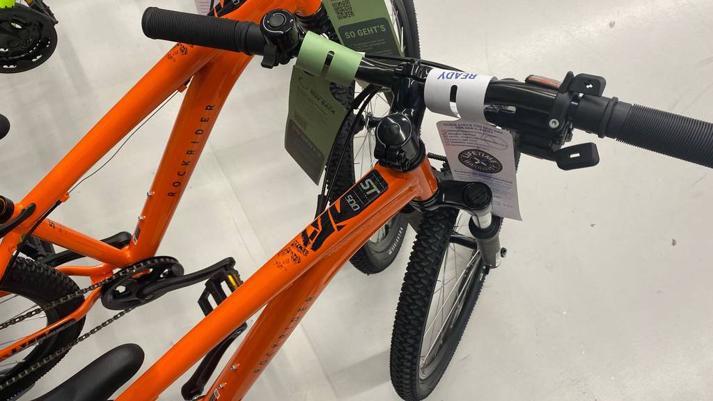 Jugendfahrrad-26-Zoll getestet: Lenker von Jugendfahrrad im Fokus.