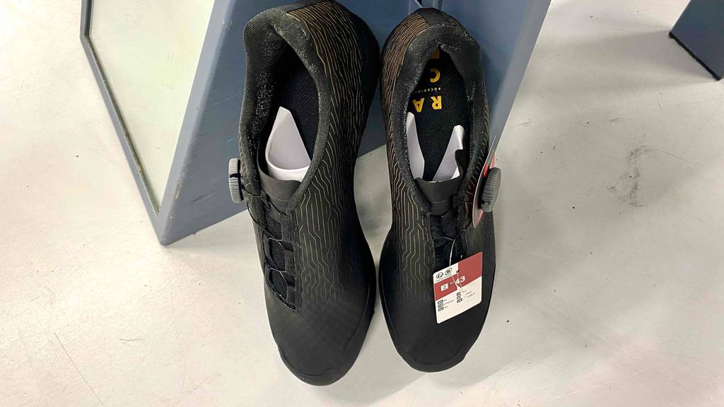 MTB-Schuhe für Herren im Test: ein Paar gesichertes MTB-Schuhe in der Größe 43.