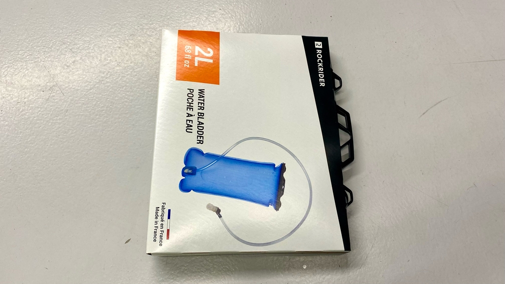 Eine verpackte, getestete Trinkblase liegt auf einer hellen Oberfläche.