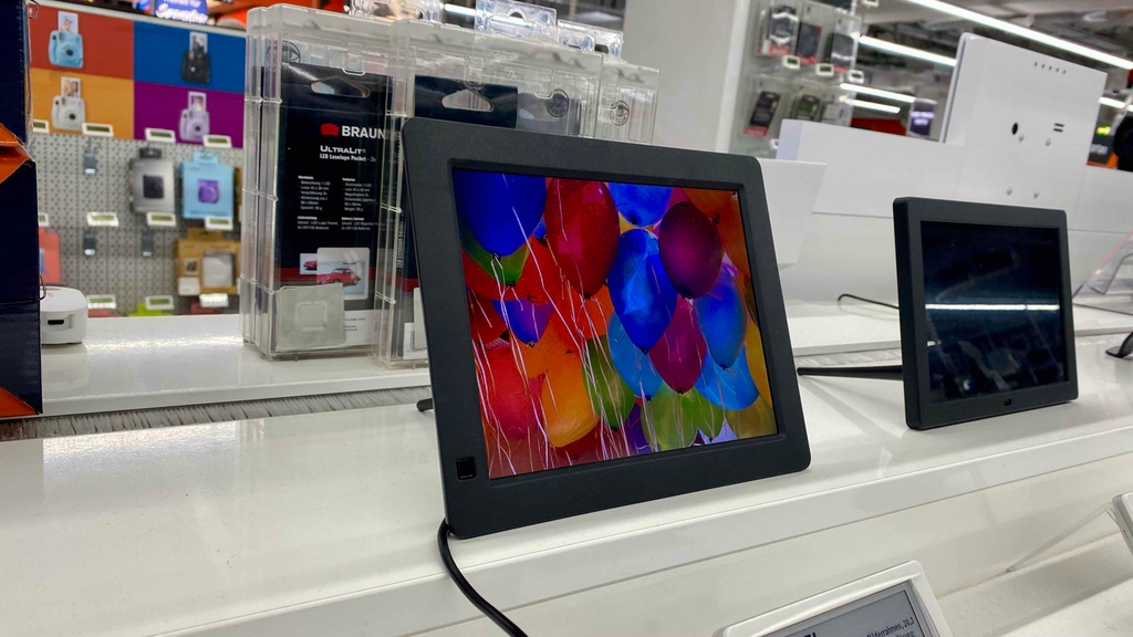 Getesteter digitaler Bilderrahmen steht neben einem anderen digitalen Bilderrahmen.