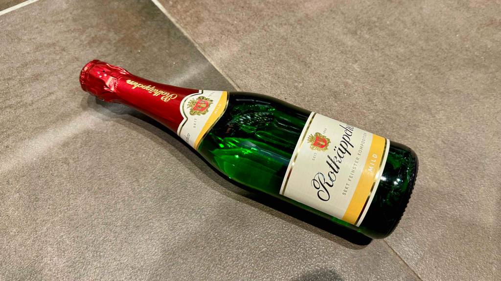 Test: Eine Flasche Rotkäppchen-Sekt im liegenden Zustand, wobei man das vordere Etikett hierbei sieht.