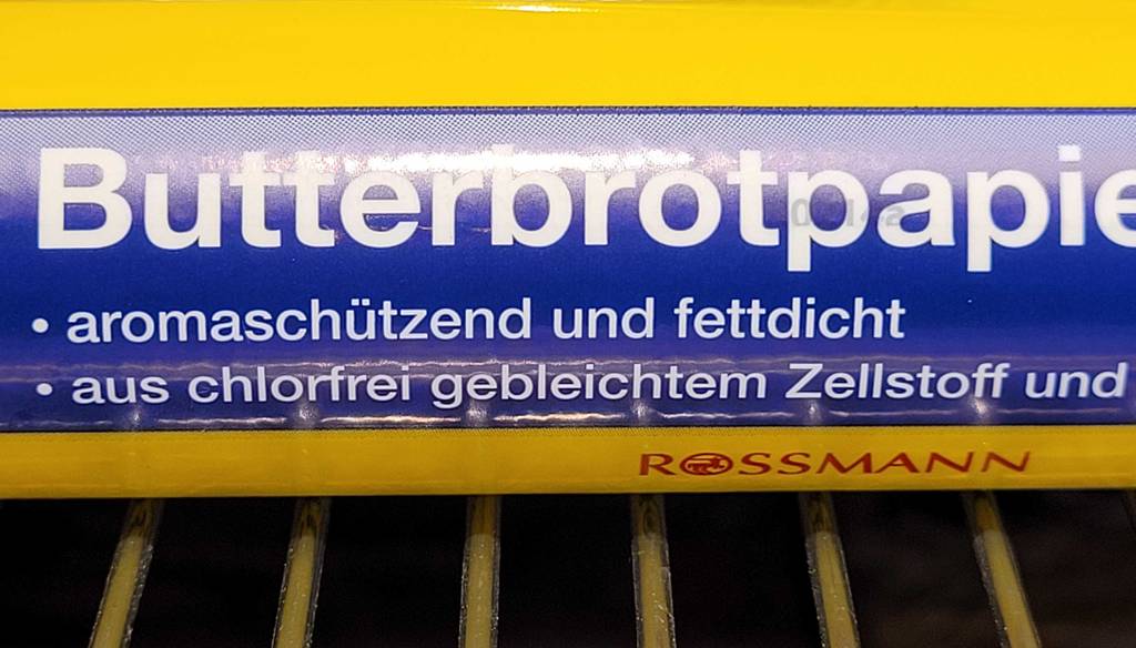 Nahaufnahme der Verpackung des getesteten Butterbrotpapiers in Nahfuanhme worauf Informationen zum Artikel darauf ersichtlich sind.