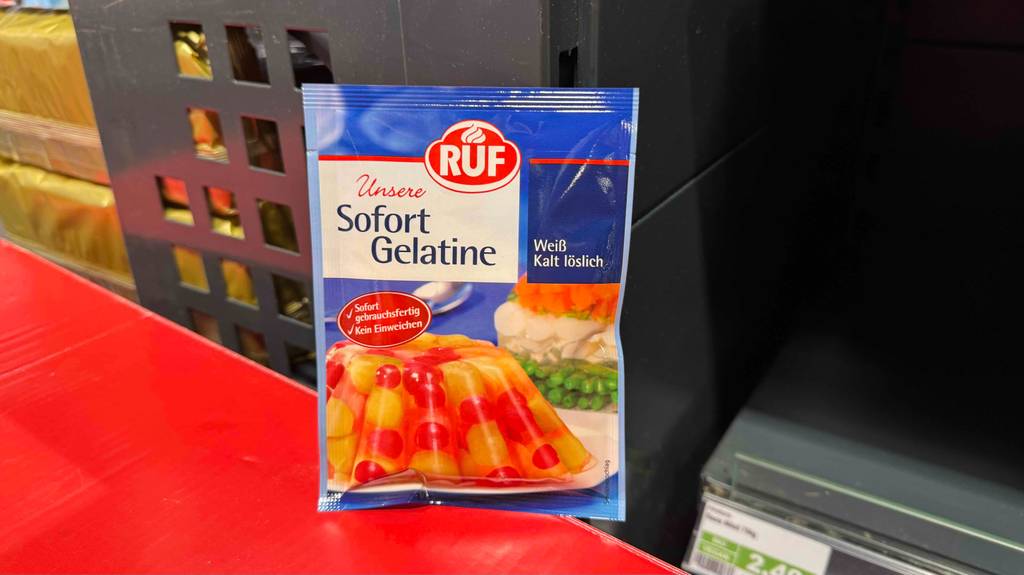 Test: Eine Gelatine-Pulver Packung steht in einem Geschäft.