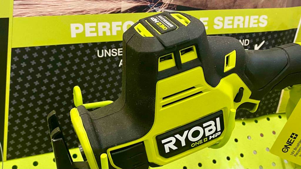 Eine getestete Säbelsäge der Marke Ryobi in Nahaufnahme.