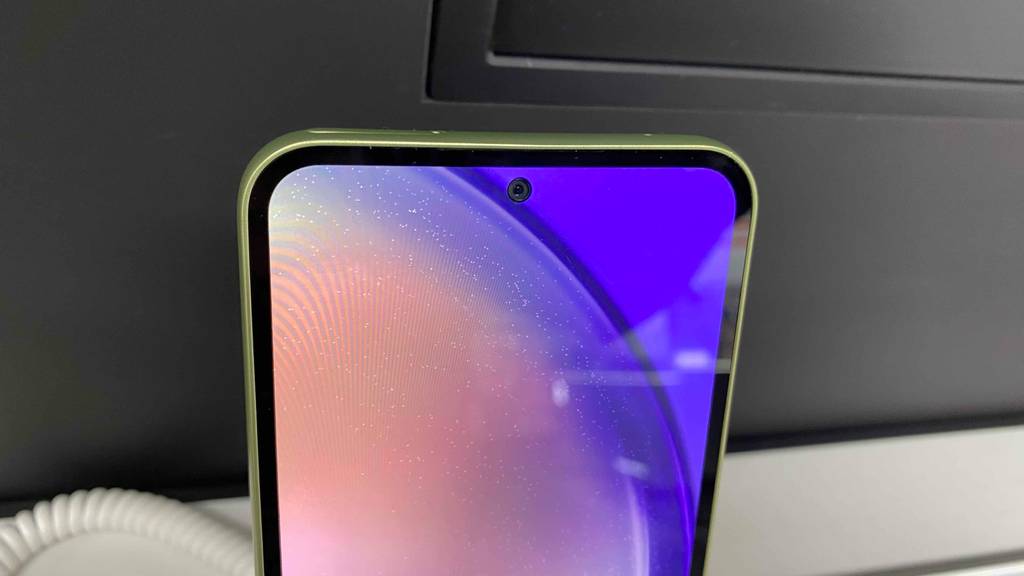 5G-Handy-Test: oberer Teil von 5G-Handy mit Vorder-Kamera im Fokus.