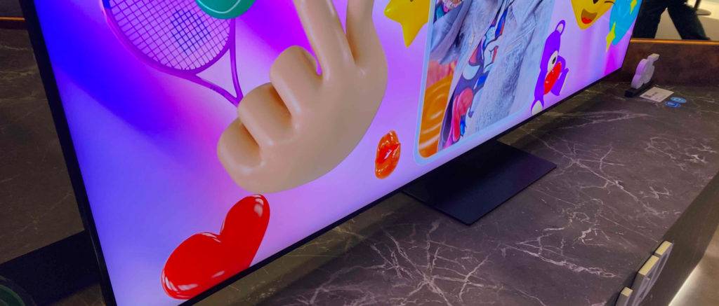 Der getestete Fernseher steht auf dem Schrank.
