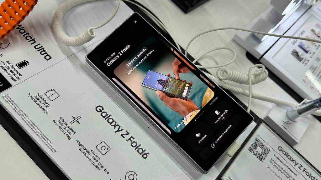 Dual-Sim-Handy im Test: ein Dual-Sim-Handy ist in einem Geschäft ausgestellt vor Infoschild.